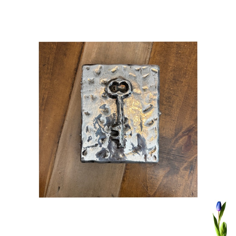 Frame Book 1997 Frameology Silver Key
This Is My Memory Locked 5" key